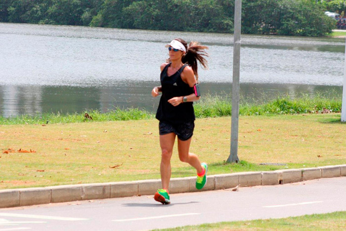 Cynthia Howlett sua a camisa para manter a forma, no RJ