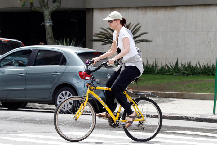 Julia Lemmertz pedala pelas ruas do Leblon