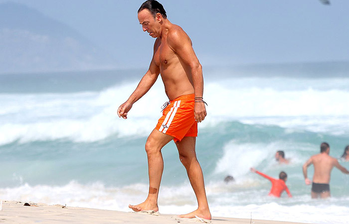 Bruce Springsteen mostra corpão em dia de praia pré Rock In Rio 