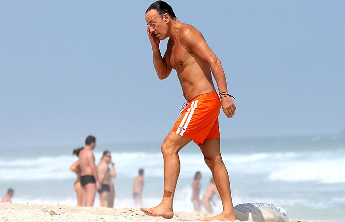 Bruce Springsteen mostra corpão em dia de praia pré Rock In Rio 