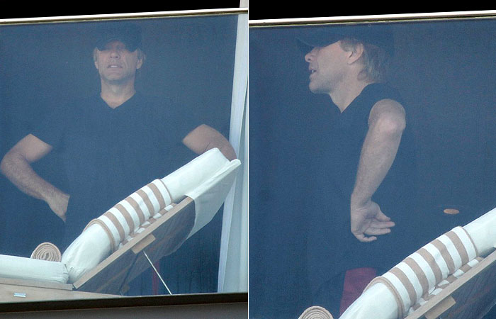 Jon Bon Jovi curte visual da sacada do hotel no Rio