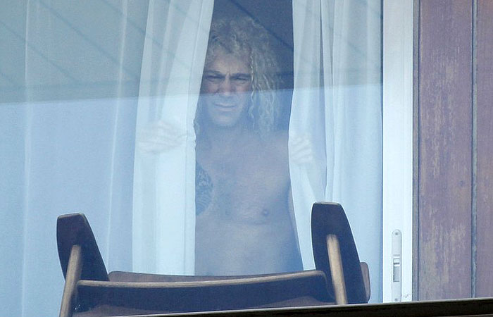 Jon Bon Jovi curte visual da sacada do hotel no Rio