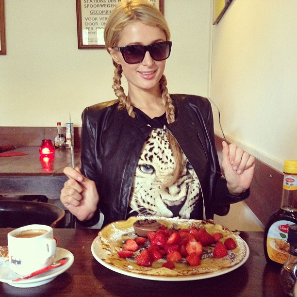 Paris Hilton abandona dieta nas férias em Amsterdã