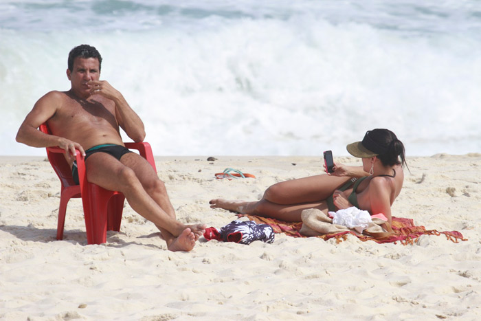 Bons amigos, Eri Johnson e Juliana Knust tomam sol na praia do Recreio