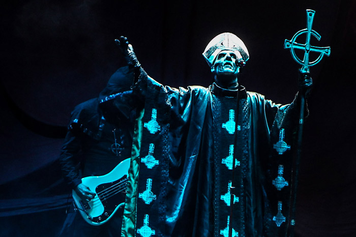 Ghost B.C. faz performance “obscura” na Arena Anhembi