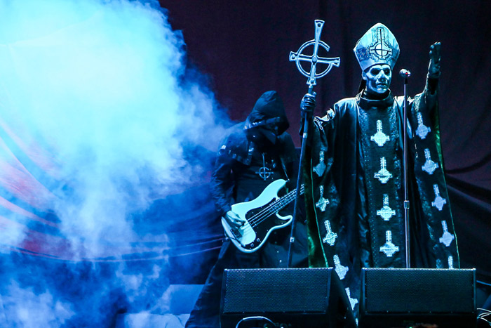 Ghost B.C. faz performance “obscura” na Arena Anhembi