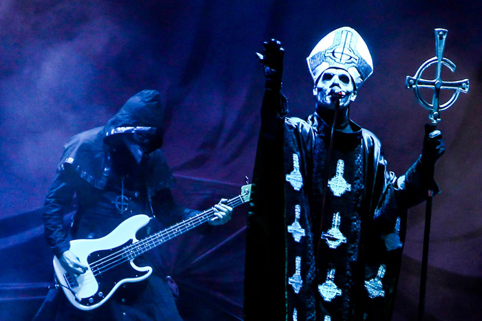 Ghost B.C. faz performance “obscura” na Arena Anhembi