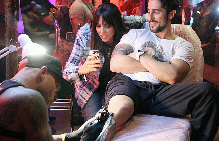 Rock in Rio: Marcos Mion faz nova tatuagem durante o festival