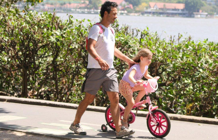 Marcos Palmeira curte sol com a filha na Lagoa Rodrigo de Freitas