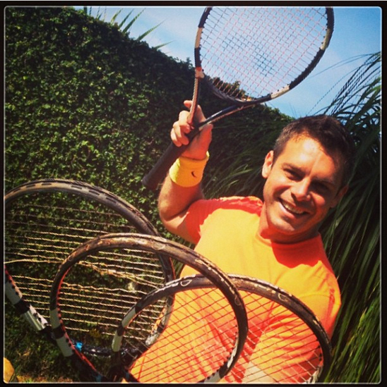 Luigi Baricelli joga tênis com amigos e família