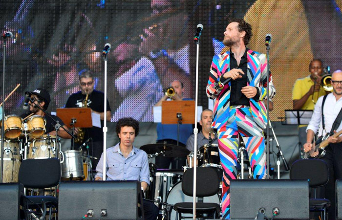 Emanuelle Araújo brilha no palco do RiR ao lado da Orquestra Imperial 