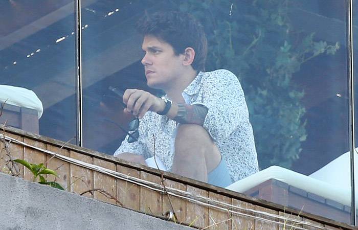 John Mayer come batata frita na sacada do hotel Fasano, no Rio