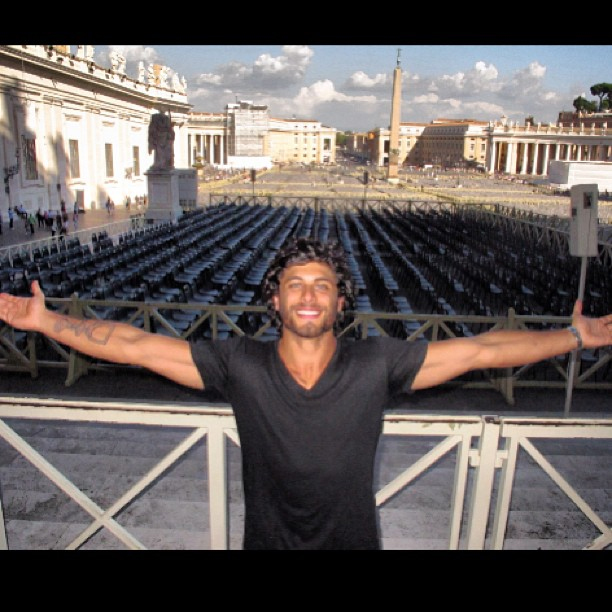 Jesus Luz passeia pelo Vaticano e posta foto nas redes sociais