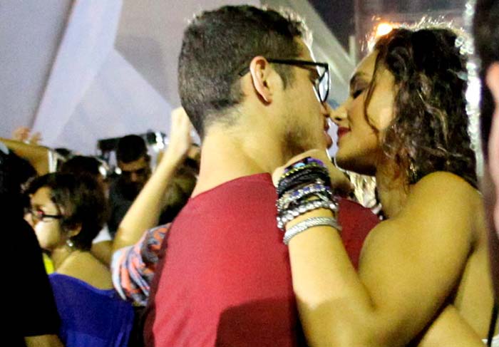 Débora Nascimento e José Loreto trocam beijos apaixonados durante o RIR