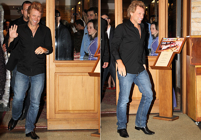 Bon Jovi sai para jantar em São Paulo e faz a alegria das fãs novamente
