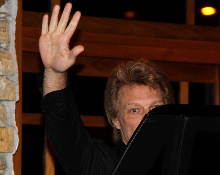 Bon Jovi sai para jantar em São Paulo e faz a alegria das fãs novamente