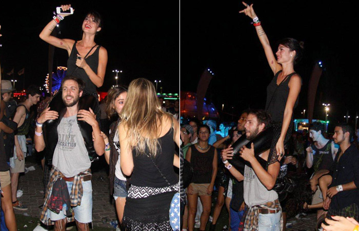 Thaila Ayala curte show no Rock in Rio sentada no ombro de amigo