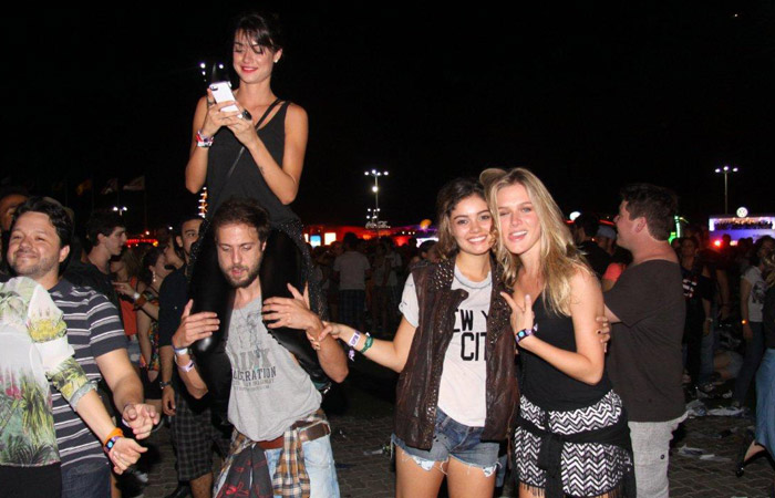 Thaila Ayala curte show no Rock in Rio sentada no ombro de amigo