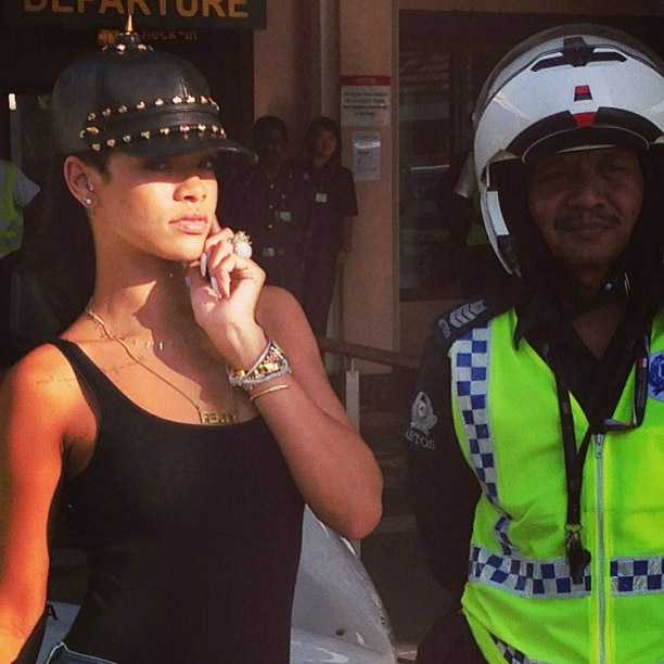 Rihanna chega à Singapura e posa sexy ao lado de moto