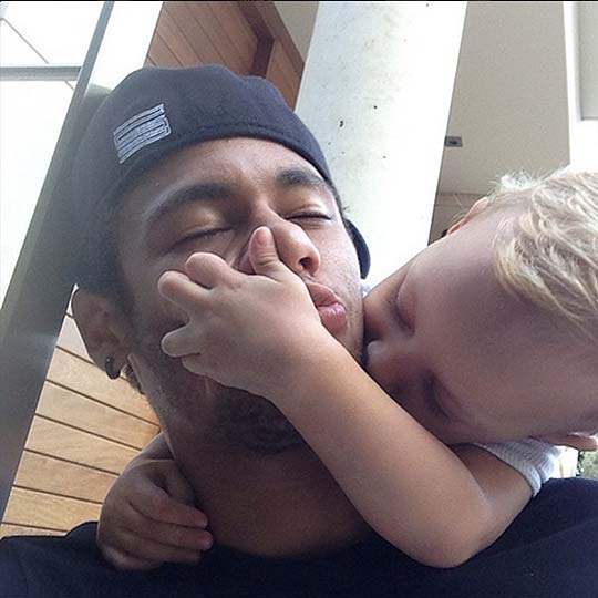 Neymar ganha beijo gostoso do filho Davi Lucca