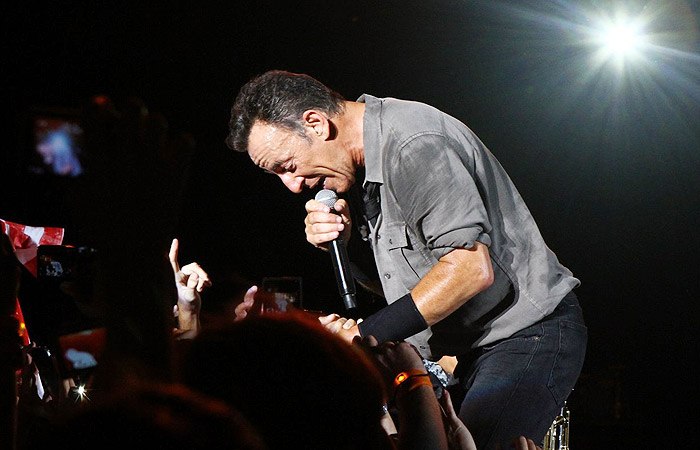 Bruce Springsteen faz garotinho de 10 anos cantar na plateia