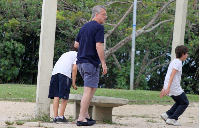 Pedro Bial se diverte com o filho na Lagoa Rodrigo de Freitas