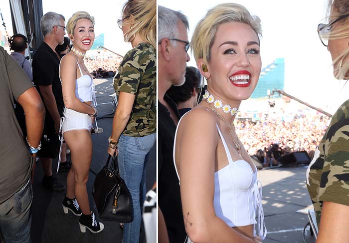 Miley Cyrus Canta Com Seios Mostra Adesivo Nos Mamilos E Microfone Banana Ofuxico