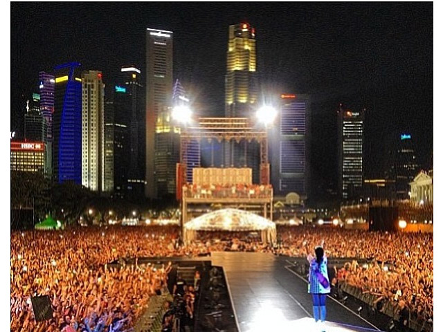 Rihanna conquista público em Singapura e lota arena de shows