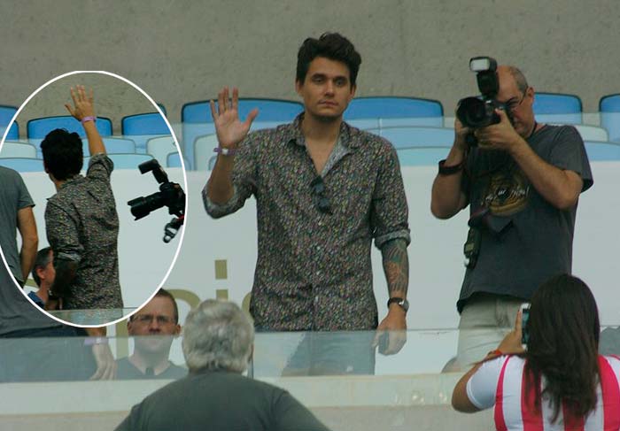 John Mayer vai ao Maracanã e ganha camisa do Botafogo - AgNews - O Fuxico