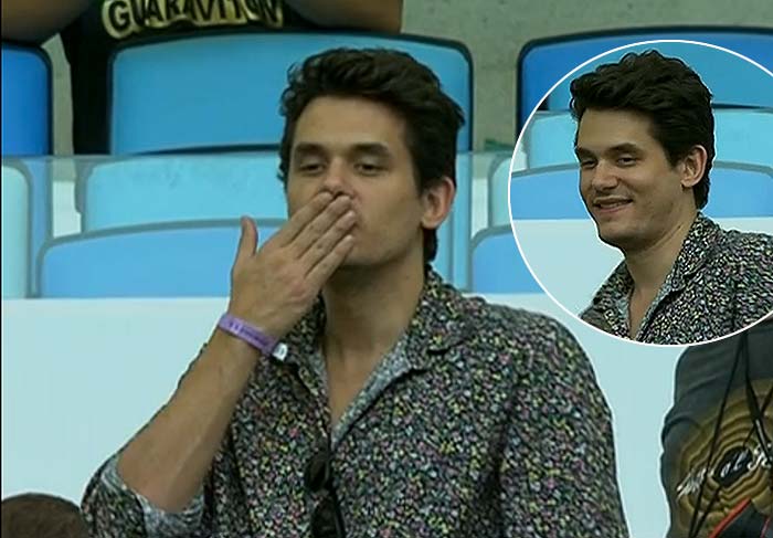 John Mayer vai ao Maracanã e ganha camisa do Botafogo - Reprodução TV - O Fuxico