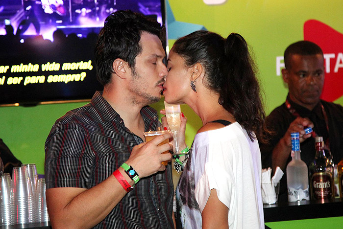 Emanuele Araújo beija muito na última noite do Festival de Rock