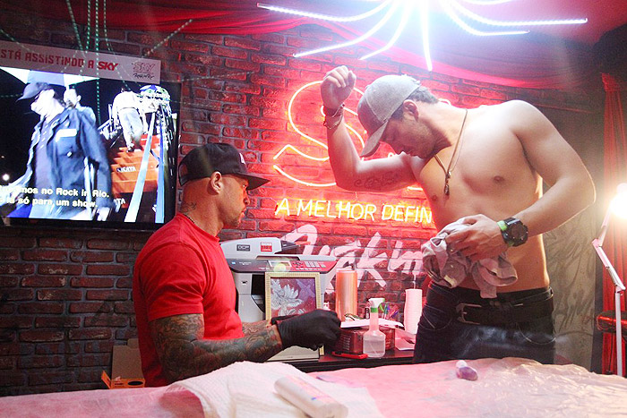 Rodrigo Andrade faz tatuagem durante o Rock in Rio