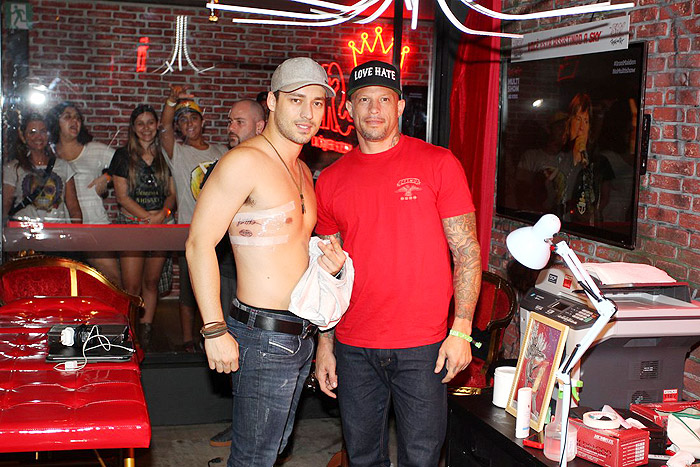 Rodrigo Andrade faz tatuagem durante o Rock in Rio