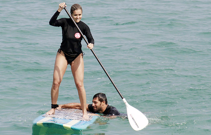 Aryane Steinkopf e Beto Malfacini curtem clima de romance em praia