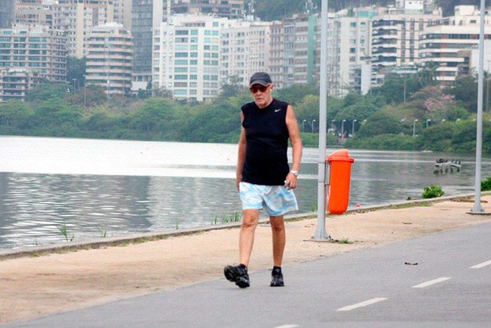 De bermuda, Ney Latorraca se exercita na Lagoa de Freitas