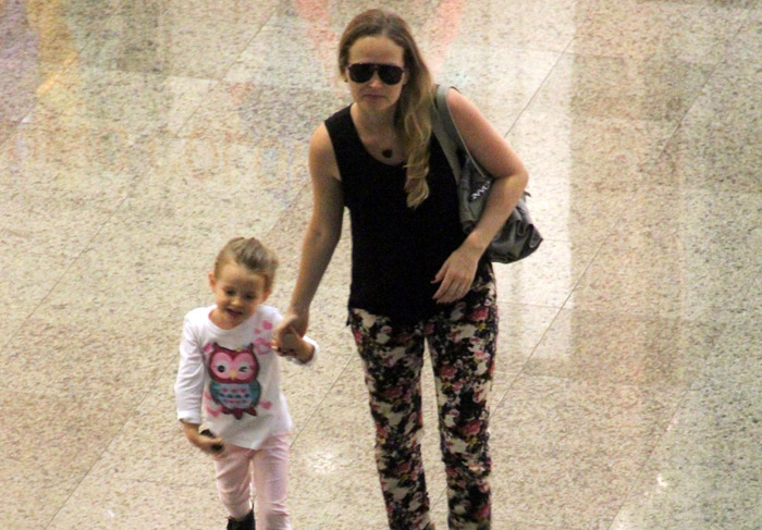 Fernanda Rodrigues leva a filha, Luiza, para passeio em shopping