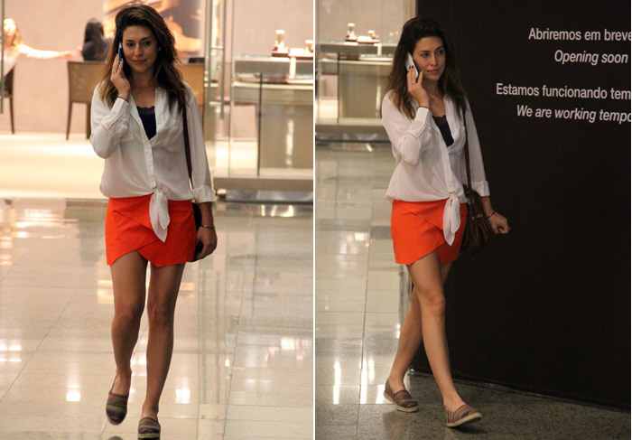 Fernanda Paes Leme não desgruda do celular enquanto circula por shopping