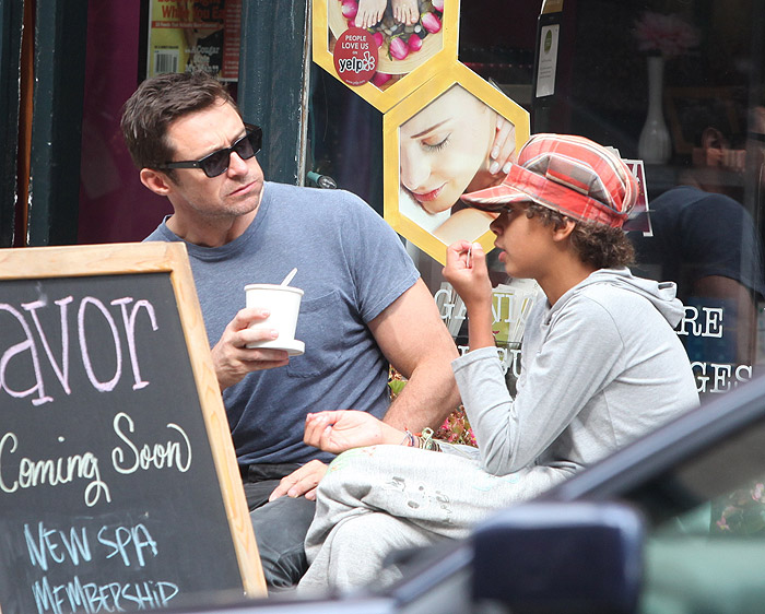 Hugh Jackman e o filho Oscar almoçam em banco de rua, em Nova York