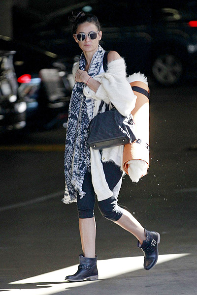 Demi Moore usa casaquinho felpudo para sair da aula de ioga