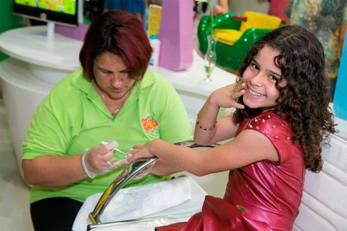 Chiquitita Gabriell Saraivah tem dia de princesa em salão de beleza