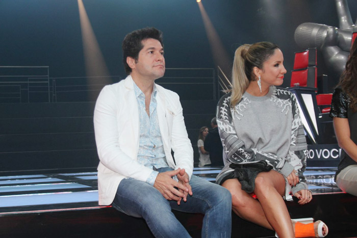 Daniel e Cláudia Leitte aguardam enquanto os técnicos apresentam nova temporada do The Voice Brasil