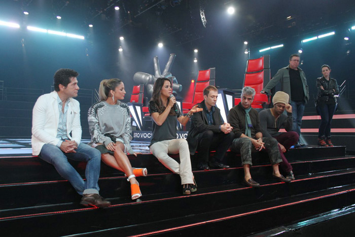 Daniel, Cláudia Leitte, Tiago Leifert, Lulu Santos e Carlinhos Brown ouvem instruções dos técnicos para a nova temporada do The Voice Brasil