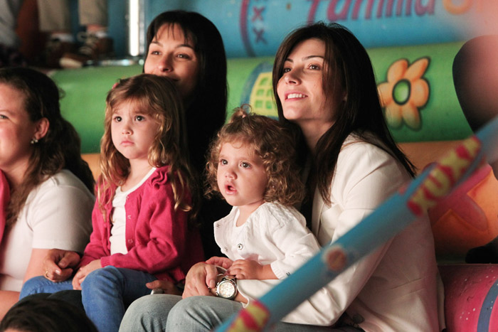 Concentrada, Aline, mulher do cantor Daniel, e a filha, Luiza, assistem à animação do Parque da Xuxa