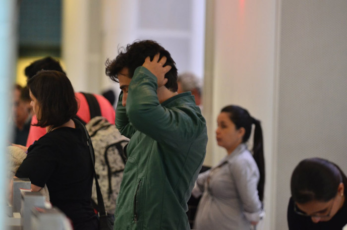 Julio Rocha desfila look despojado em aeroporto carioca