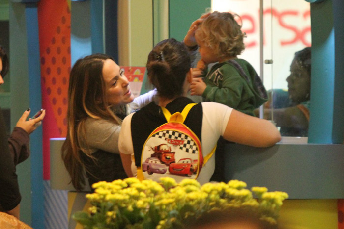 Gabriela Duarte mima o filho, Frederico, em shopping