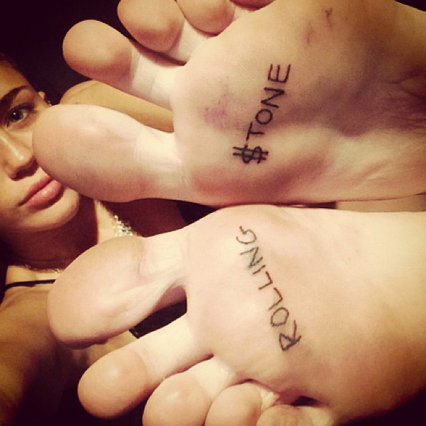 Miley Cyrus tatua Rolling $tone na sola do pé