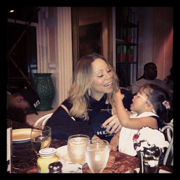 Filha de Mariah Carey dá comida na boca da mãe