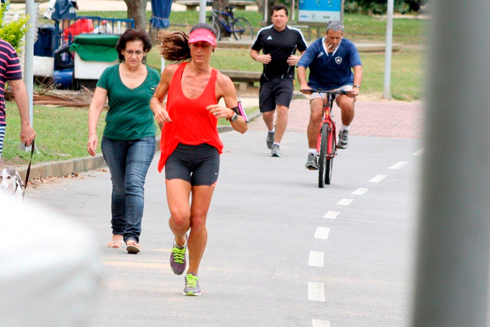 Cynthia Howlett exibe a boa forma durante corrida na Lagoa