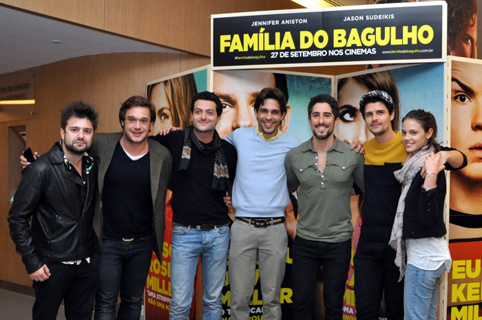  Marcos Mion recebe amigos para pré-estreia de Família do Bagulho