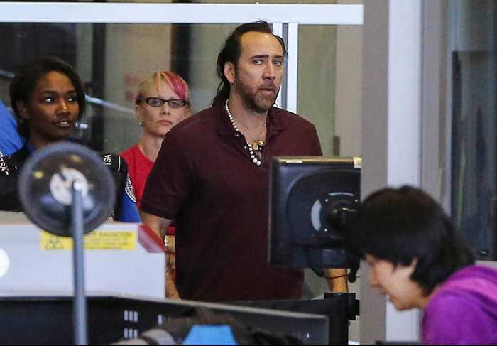 Nicolas Cage passa quase despercebido pelo aeroporto de Los Angeles